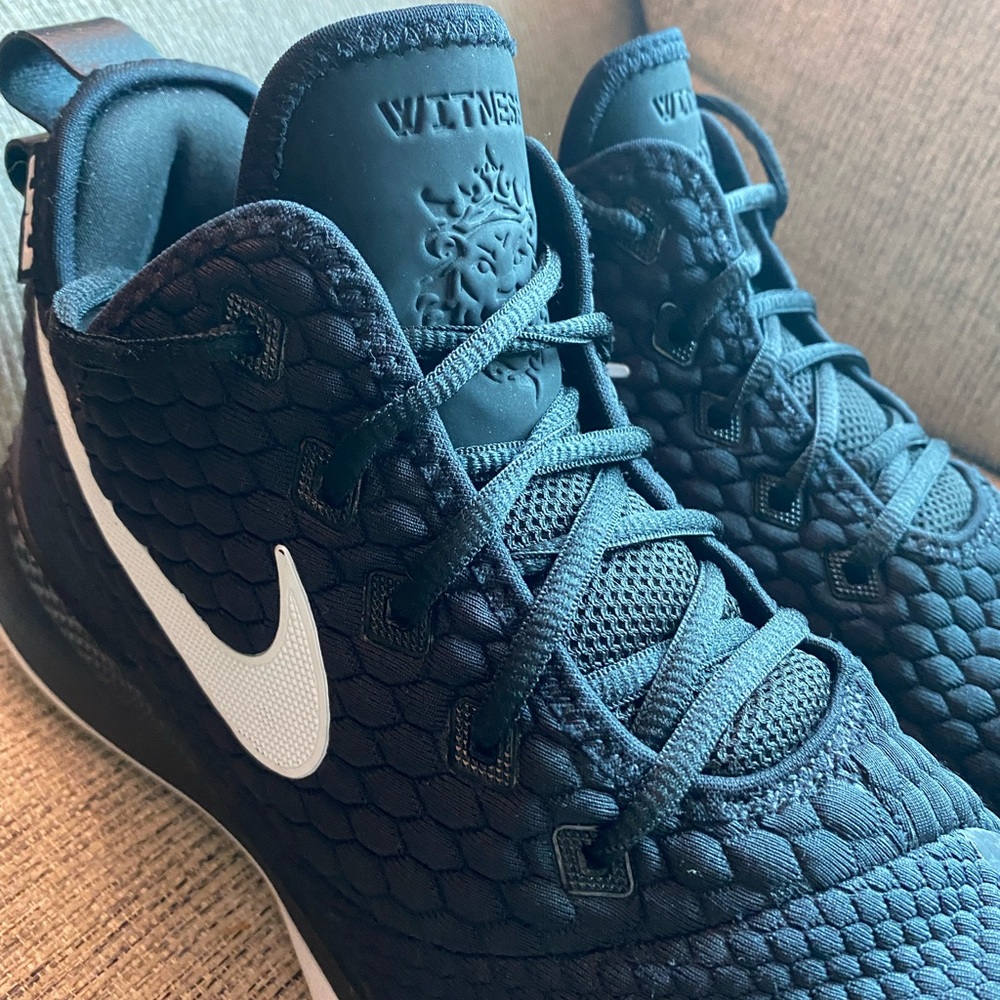 Nike Lebron  Witness 3 Black White sneakers  Mens Size 11 Sneaker-head EUC Nice